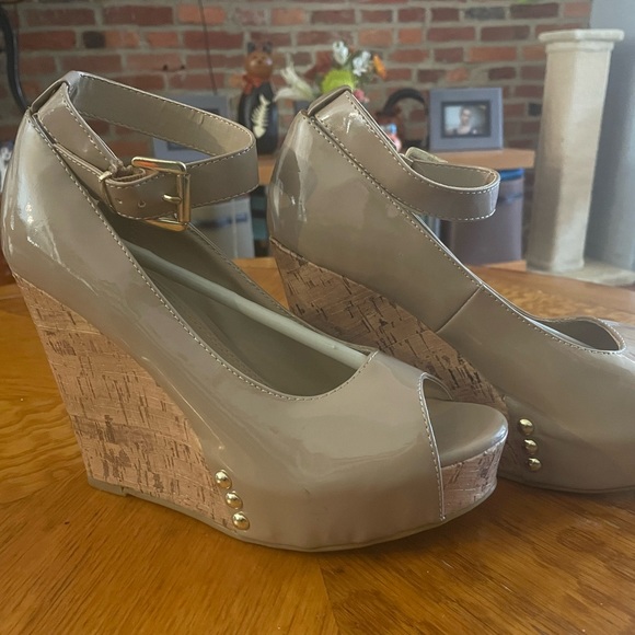 Taupe patent open toe wedges - Picture 2 of 4